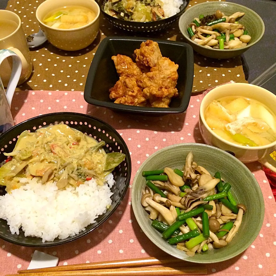 青梗菜と舞茸エリンギのインドカレー、3種のキノコとニンニクの芽のソテー、お揚げとネギの味噌汁、から揚げ|Snack PIYOさん