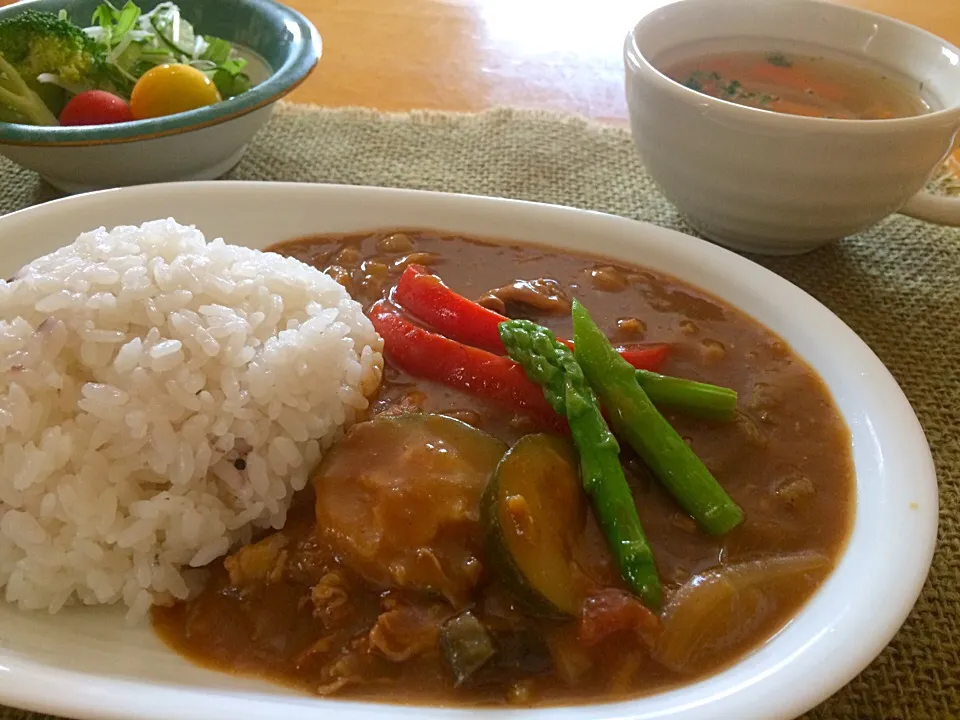 Snapdishの料理写真:夏野菜カレーとONI MAMAさんのしっとり胸肉の漬け汁でスープと普通のサラダ（≧∇≦）|みきおさん