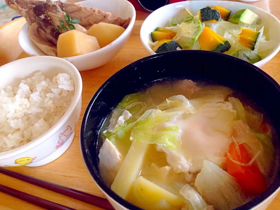 晩ご飯🌙沖縄風お味噌汁、麦ご飯、ハマチ大根、サラダ|かわちさん