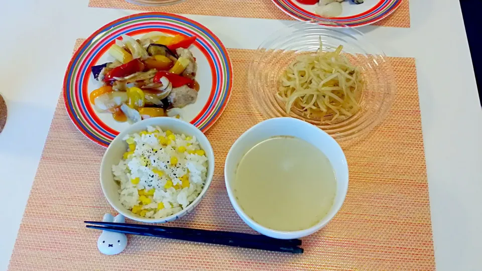 今日の夕食 豚肉と野菜の黒酢あんかけ、もやしサラダ、コーンの炊き込みご飯、大根の中華スープ|pinknari🐰🌈さん