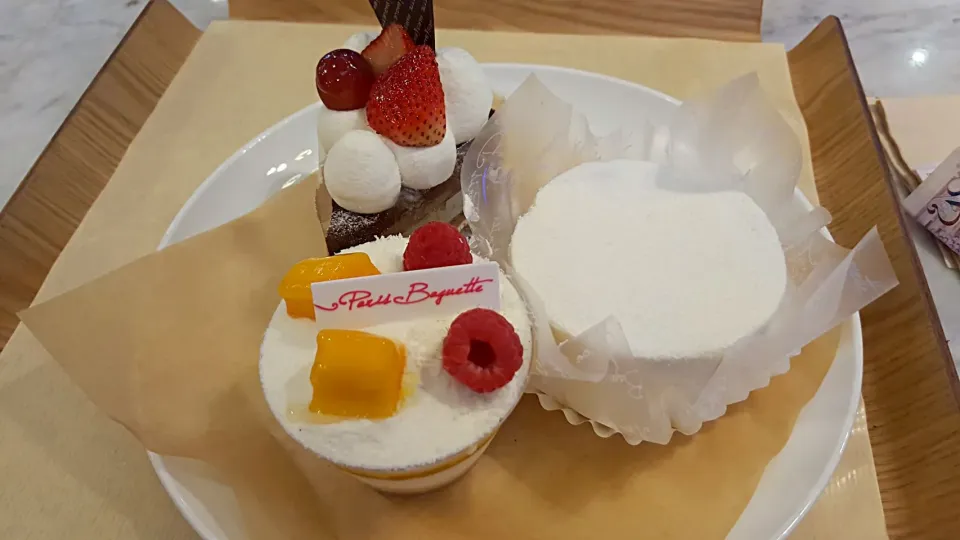 Snapdishの料理写真:Paris baguette cakes|Evon Hawさん