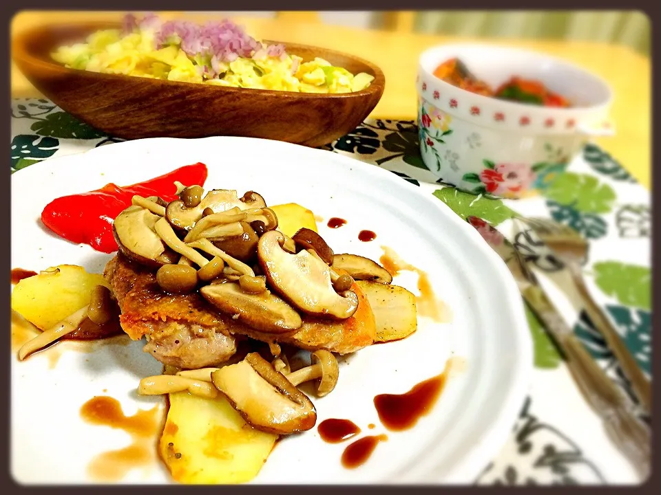 鶏肉グリルきのこソース サラダ  鯖のトマト煮込み|かぉりさん