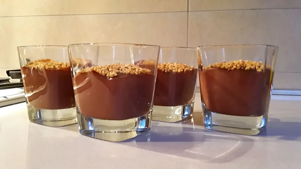 Budino al cioccolato e rum con granella di nocciole|Mora Maurizioさん