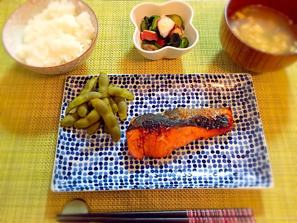 鮭の味噌漬け焼き、タコとキュウリの酢の物、油揚げとネギのお味噌汁|Akiko Furukawaさん