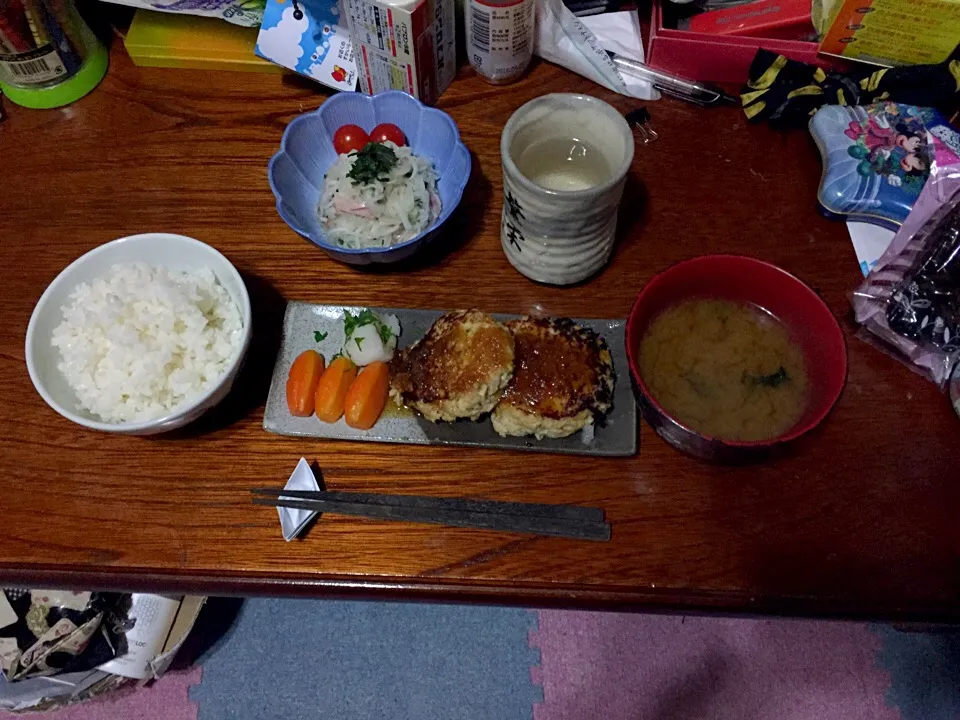 Snapdishの料理写真:おからハンバーグ、人参グラッセ、大根サラダ、ワカメのみそ汁(インスタント)|フルフルさん