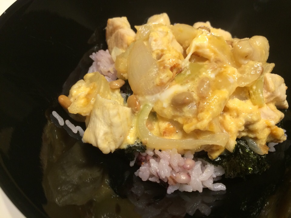 本日のガッツリ妊婦飯  辛子醤油で頂く甘くない納豆親子丼