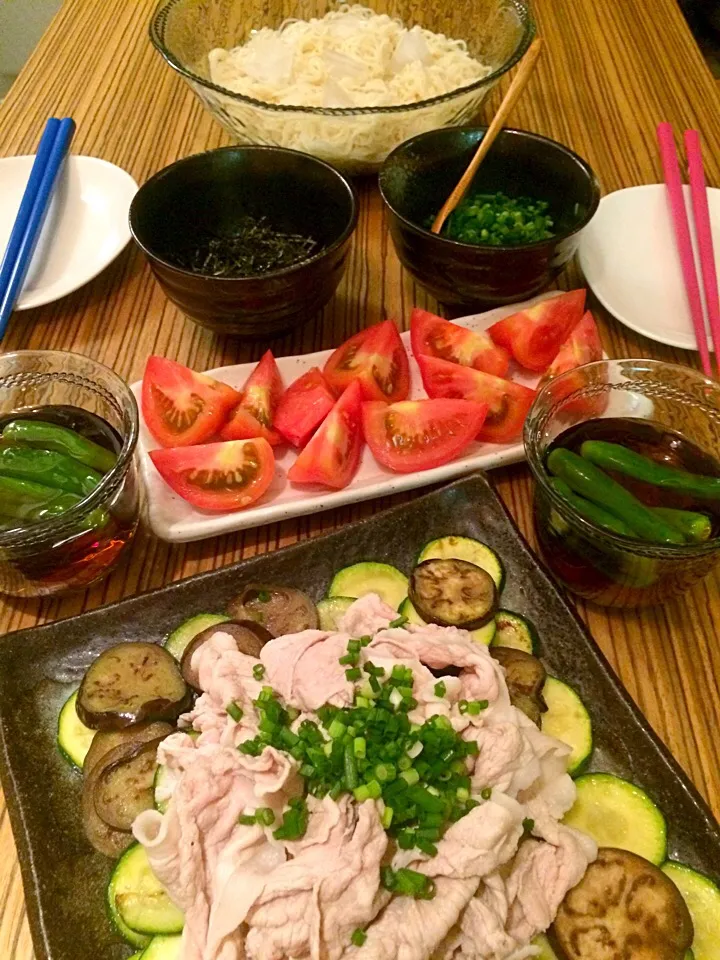 ＊晩ごはん＊ そうめん ししとう入りのつけツユ トマト 夏野菜の豚しゃぶ|pinoyamaさん