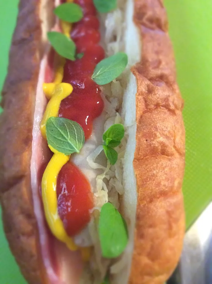 コッペパンにザワークラウト、ベーコン、ソーセージ、ケチャップ&フレンチマスタード、マジョラム。|mattさん