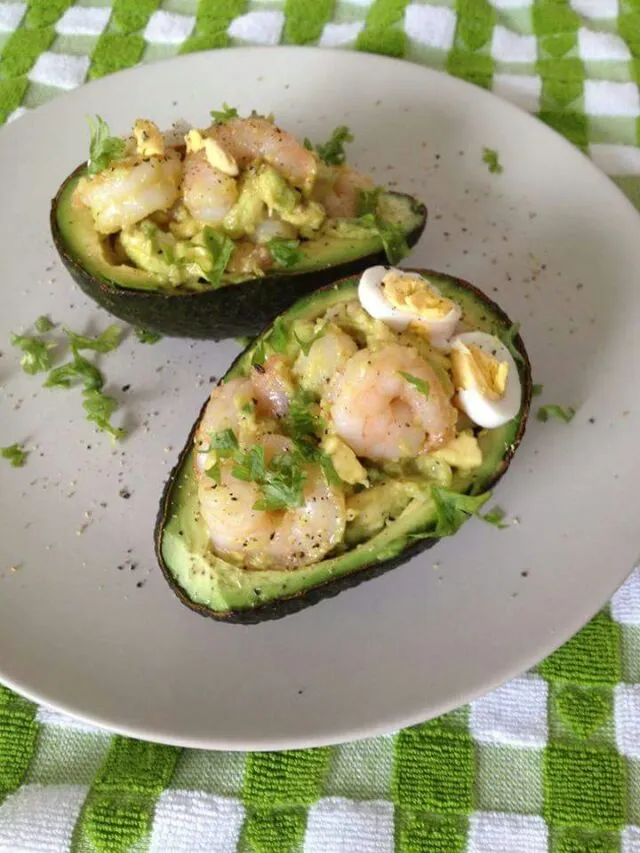 stuffed avocado with garlic shrimp|CHUENCHAIさん