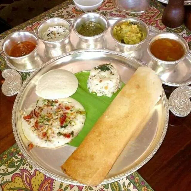 Consisting of Masala Dose, Uttapam, Upma and Idly served with Sambhar, Coconut Chutney, Tomato Chutney and Coriander Chutney.|CHUENCHAIさん