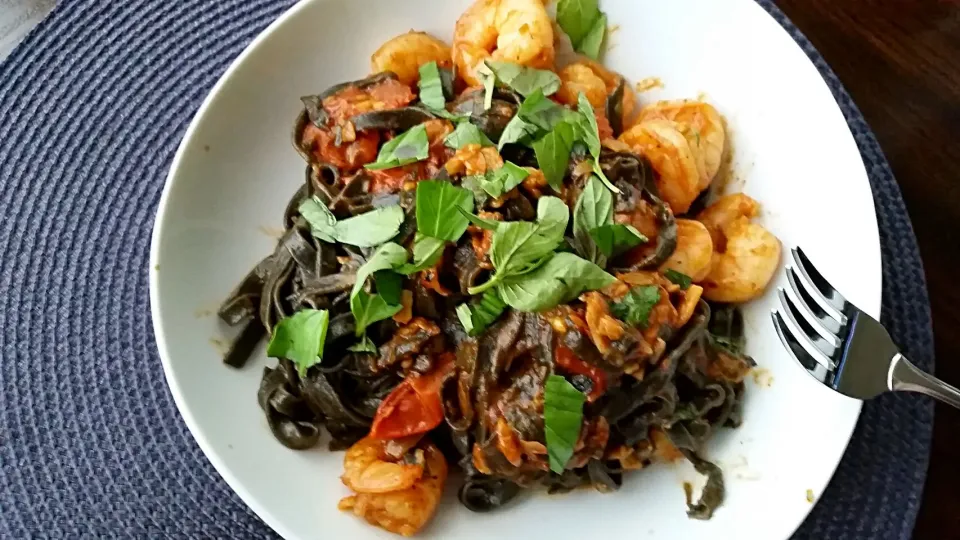 Monday night: Blue Apron: Squid Ink linguini pasta with shrimp and cherry tomatoes|Molly Glauberさん