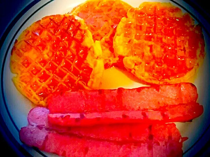 Breakfast of Buttermilk Waffles covered in Maple Syrup with Grilled Smoked Sausage.|Juan Simmsさん