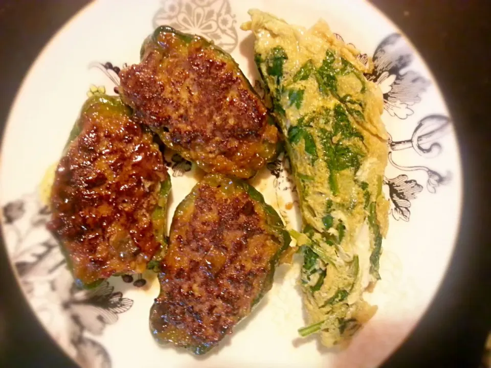 夜食。ピーマンの肉詰めとごま油で作ったほうれん草卵焼き。|エリカさん