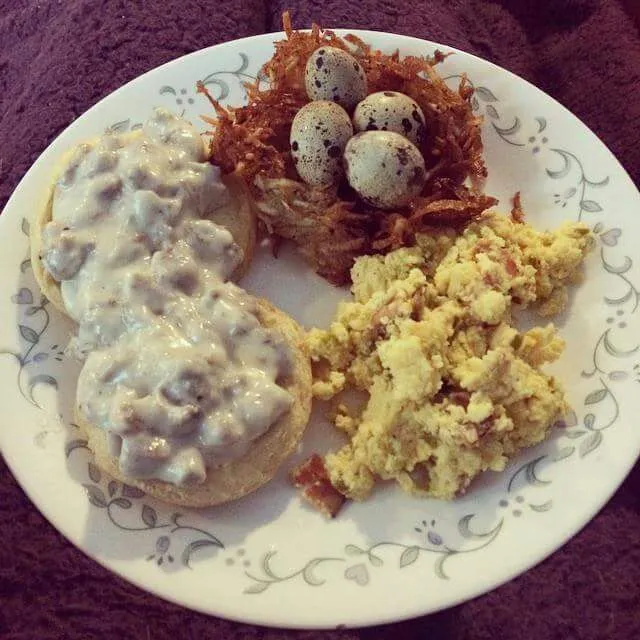 biscuits gravy ham quail eggs hash brown nest|CHUENCHAIさん