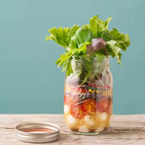 「北海道根釧モッツァレラ/チェリーモッツァレラ  ひとくちサイズ」を使ってみたSnapdishの料理・レシピ写真:チェリーモッツァレラのメイソンジャーサラダ