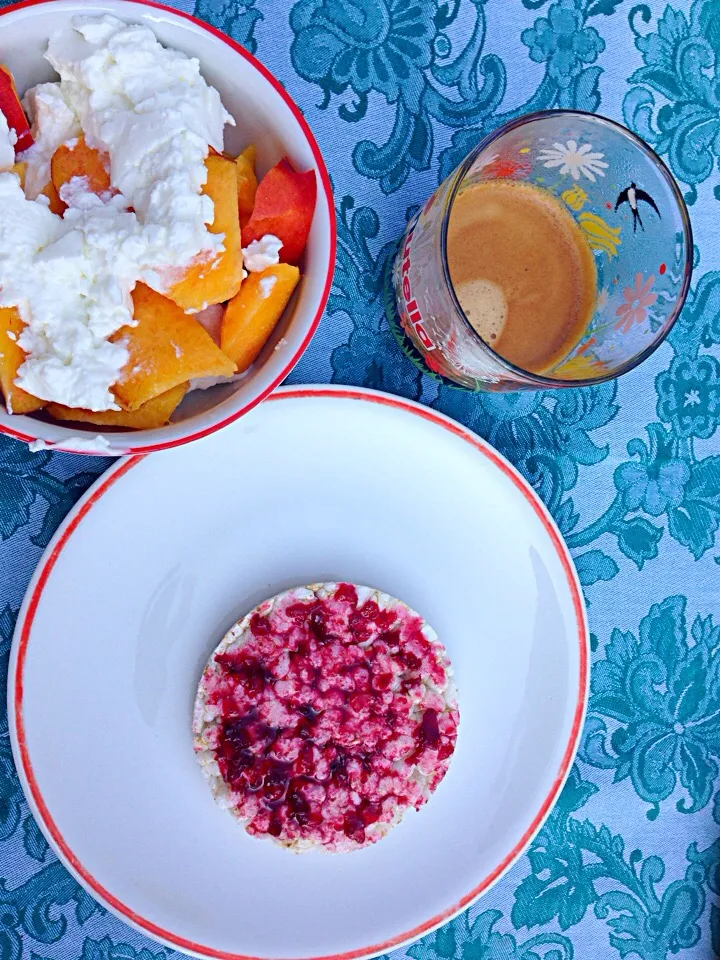 Rice and ruspberry marmelade with coffe, greek yogurt and peach|Corinne Louisさん