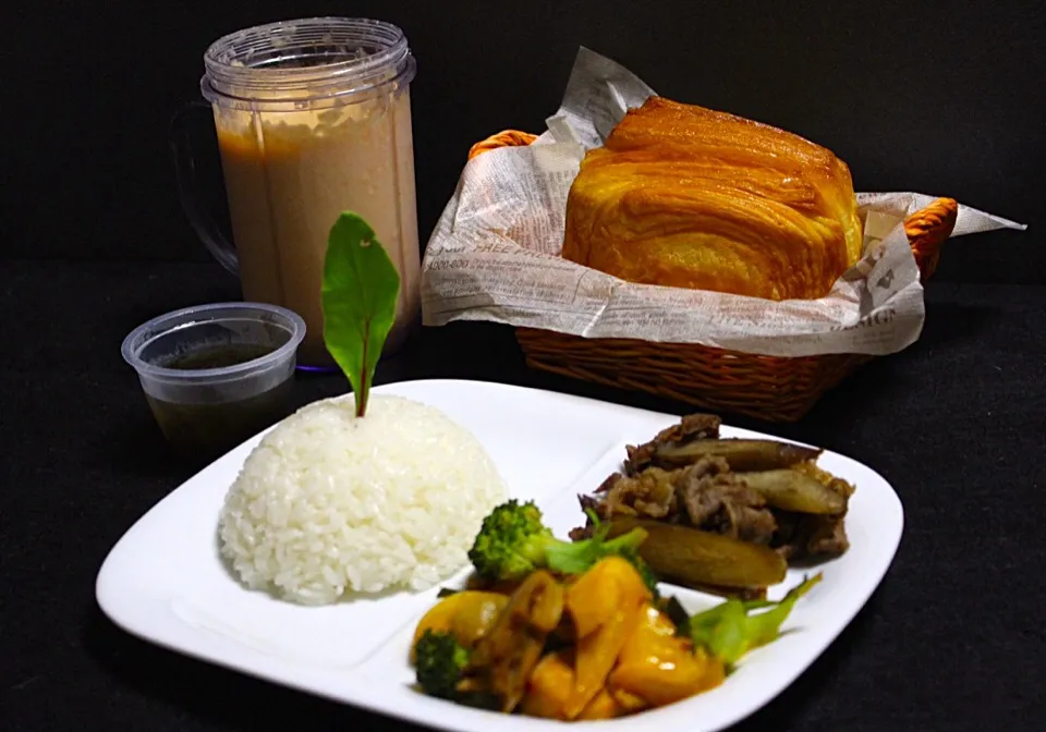 Snapdishの料理写真:晩ご飯？ バラバラ  大好きな肉牛蒡  鶏と野菜の炒め物  もずく  デニッシュロック  人参ジュース(アボカド1/2➕バナナ半分➕ハチミツ)|Hiroshi  Kimuraさん