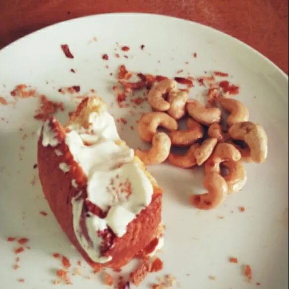 Roasted cheese bread  & cashew nut 🍴☕

 #roastedfood #cashew #breadlover #cheeseandbread|ibby lerrickさん