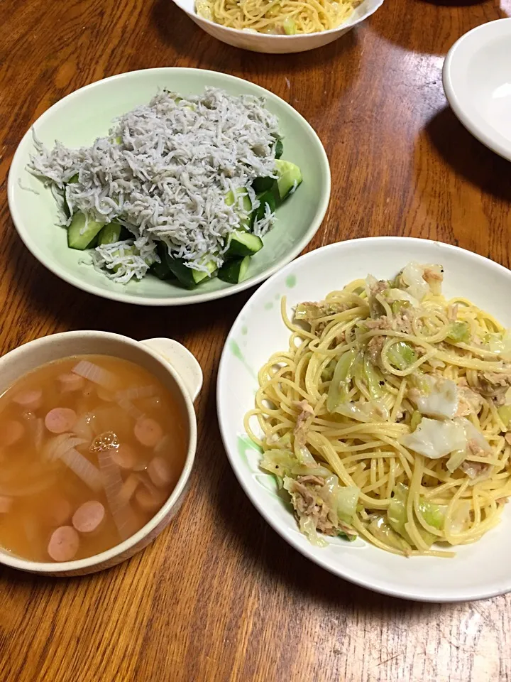 Snapdishの料理写真:ツナとキャベツパスタとキュウリとしらすサラダ☆|藤井順子さん