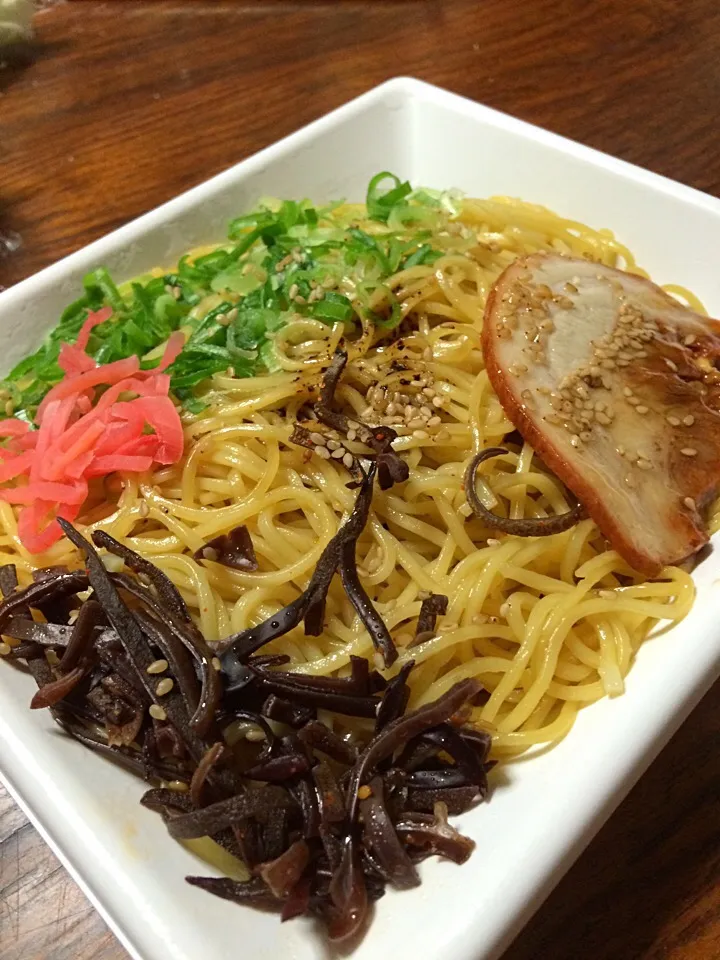 セブンの…トンコツ焼きラーメン。|hiroさん