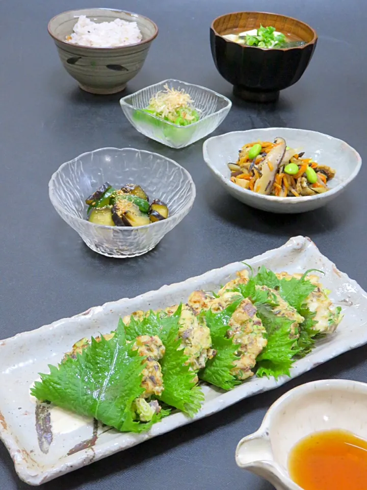 今晩は、鯵の落とし焼き、ひじき信田煮、茄子と胡瓜の漬物、豆腐と若芽の味噌汁、雑穀ご飯

スプーンですくってフライパンに落として焼くので、落とし焼き。
鯵を三枚におろして皮をひいて、叩いて、椎茸、胡麻、生姜、葱を入れて、お魚ハンバーグ。
中くらいの鯵、3匹を2人で食べちゃいました(^^)

今日も美味しかった！|akazawa3さん