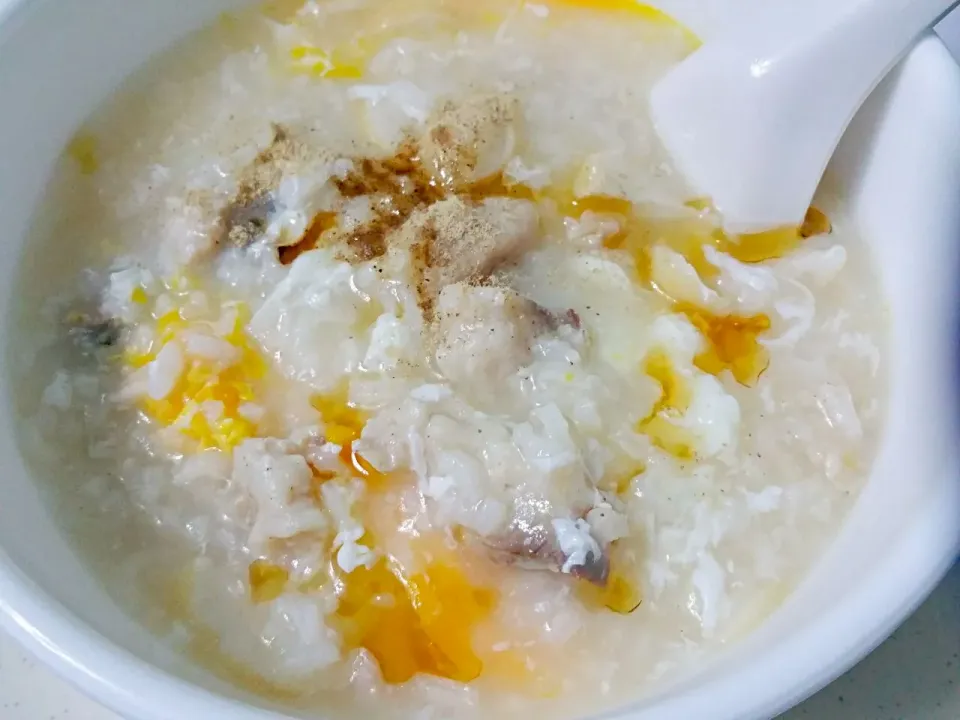 Snapdishの料理写真:Simple Fish Porridge 😙 + fishcakes + egg|🌷lynnlicious🌷さん