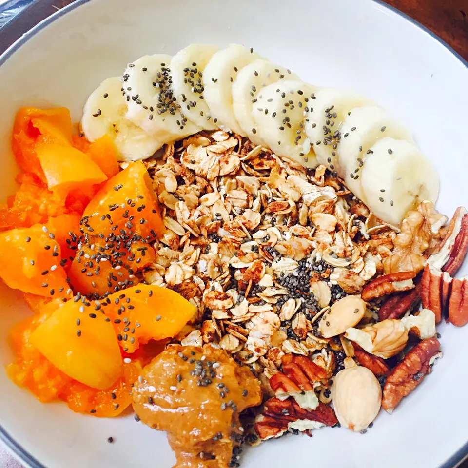 Meusli breakfast bowl: granola, mixed nuts, chia seeds, peanut butter, apricot and banana|victoria valerioさん