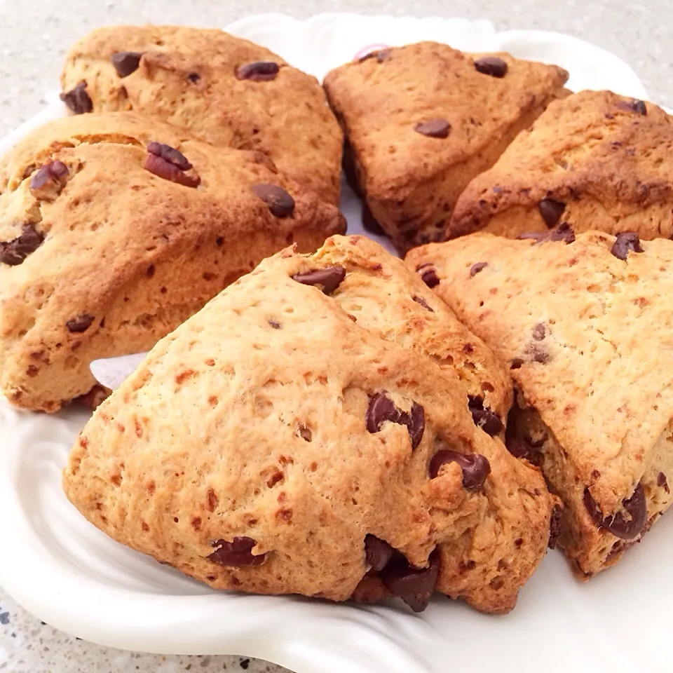 Snapdishの料理写真:Scone with chocolate chip & pecan ✴︎ スタバ風?スコーン|miyaponさん