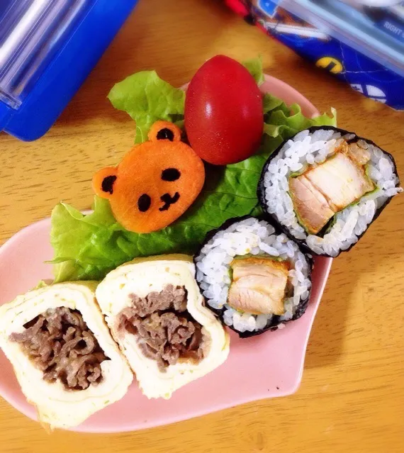 お弁当。牛肉の卵焼きとカレーチキン海苔巻き。|Misuzu(@misumisu0722 )さん