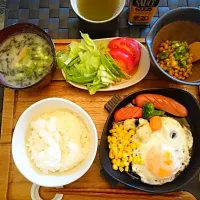 今朝の朝ご飯♪
●目玉焼き🍳
●納豆
●サラダ
●根菜と あおさのお味噌汁