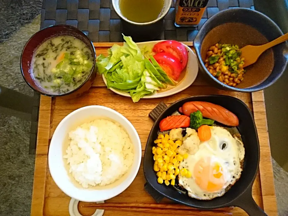 今朝の朝ご飯♪
●目玉焼き🍳
●納豆
●サラダ
●根菜と あおさのお味噌汁|yokoさん