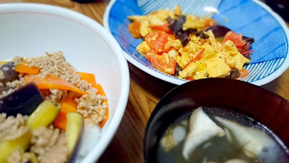 Snapdishの料理写真:・麻婆茄子丼
・トマトと卵の炒めもの
・椎茸ともずくの中華スープ|ようかんさん