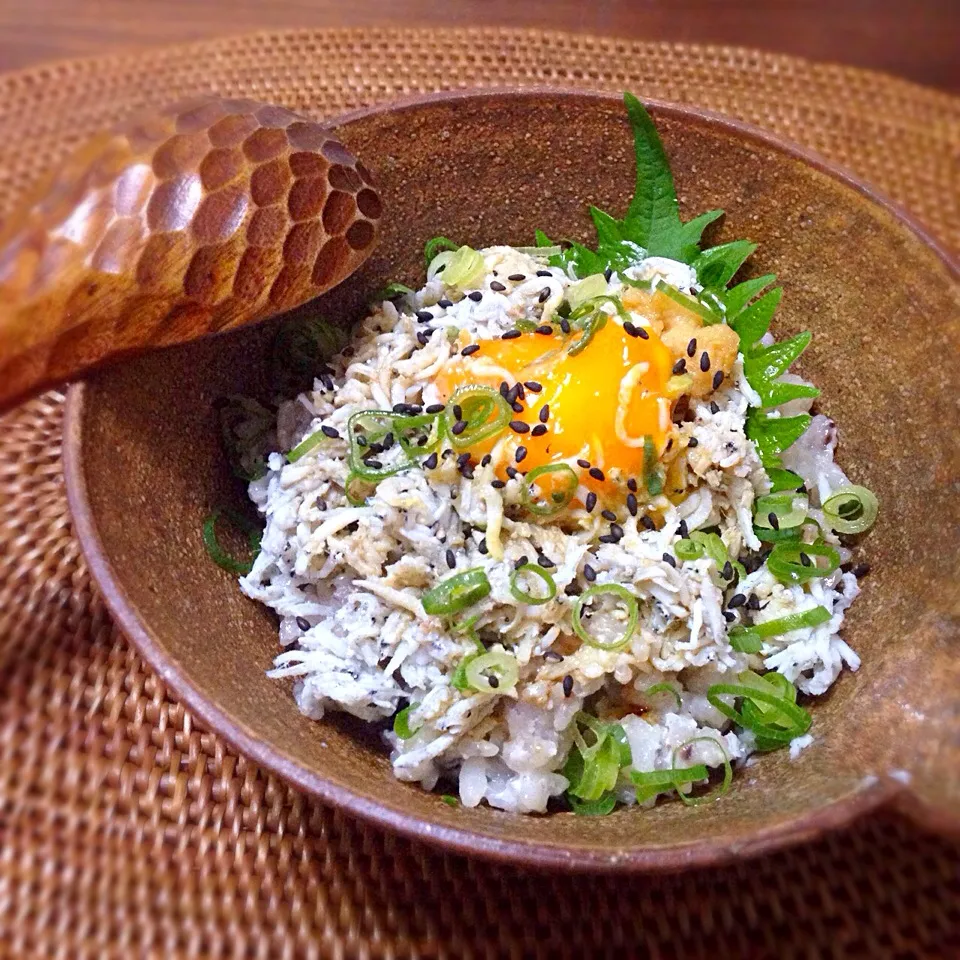 釜揚げしらす丼(=ﾟωﾟ)ﾉで朝ご飯🍚|nao子さん