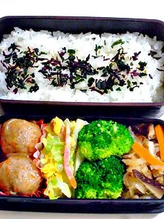 お弁当（ふりかけご飯、切り干し大根の煮物、肉団子、キャベツとウィンナーの卵炒め、ブロッコリー）|すーさん