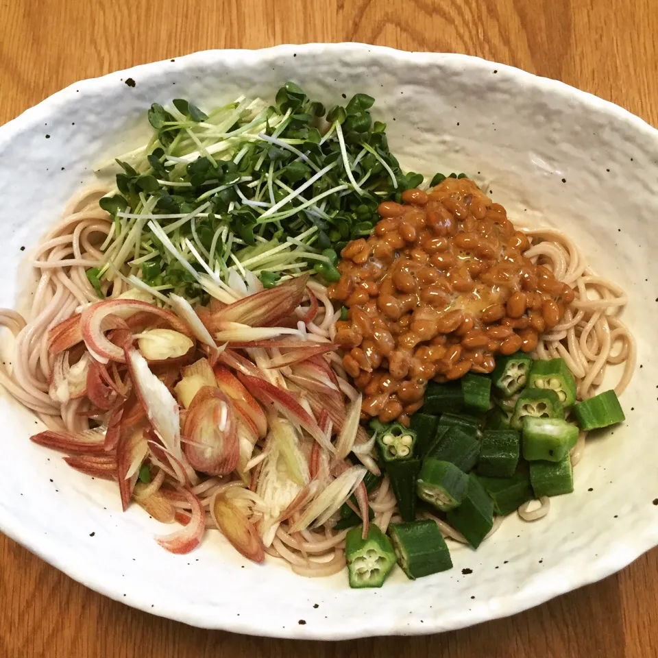 今朝はオクラもトッピングしてみた。具沢山でサラスパ的な朝蕎麦|MORiさん