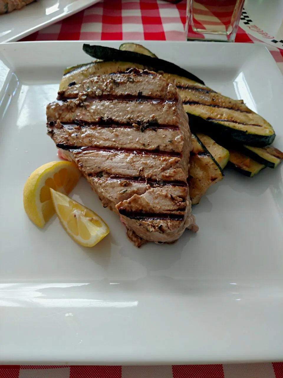 Grilled Tuna and Grilled Zucchini #thecakechica #lowcarbmeal|mary hattonさん