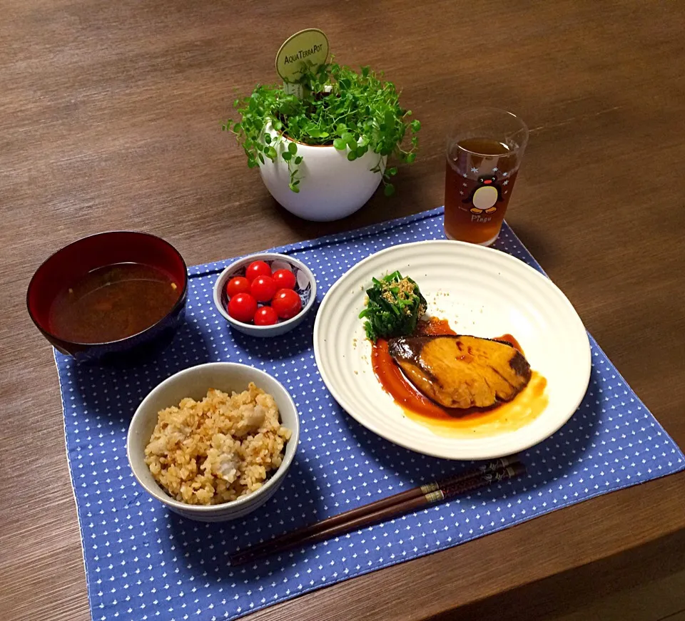 Snapdishの料理写真:鰤の照り焼き、ほうれん草の胡麻和え、里芋ご飯、ふのお味噌汁、ミニトマト、たんぽぽ茶|pentarouさん