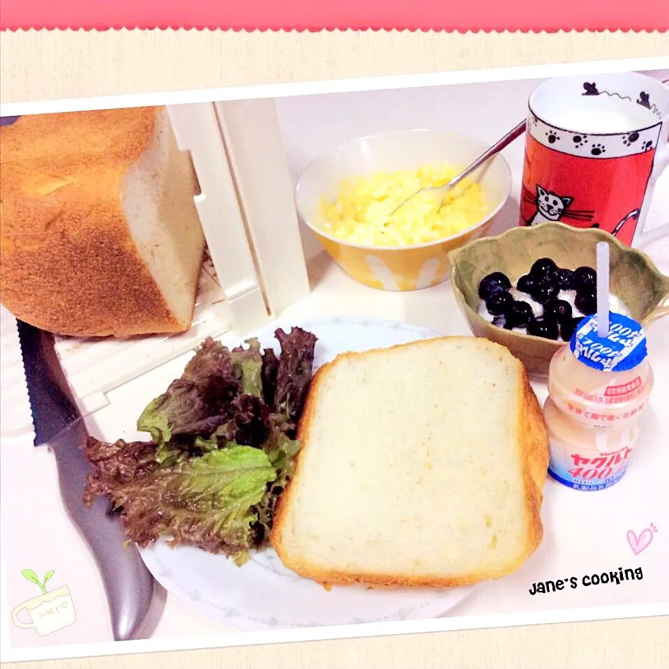 Snapdishの料理写真:今日の、朝食に焼き立てHBの食パン🍞。。。Home bakery's loaf of bread for breakfast this morning...|Jane's style of cookingさん