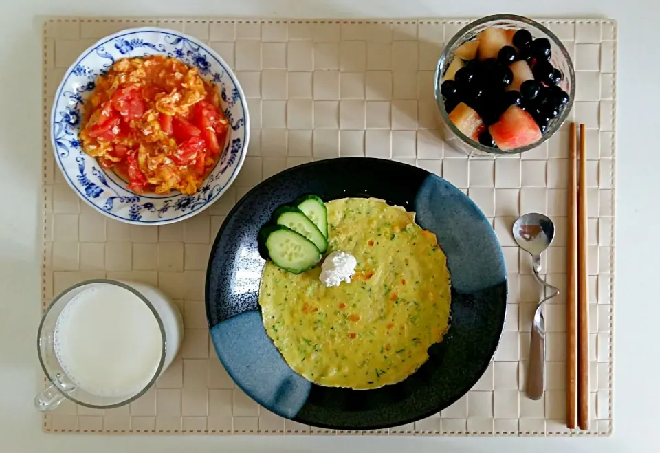 Breakfast: pancake(flavor, egg, cucumber, chinese onion), fried tomato with egg, fruit cup(peach  apple, blueberry with honey), milk. #|Liciaさん