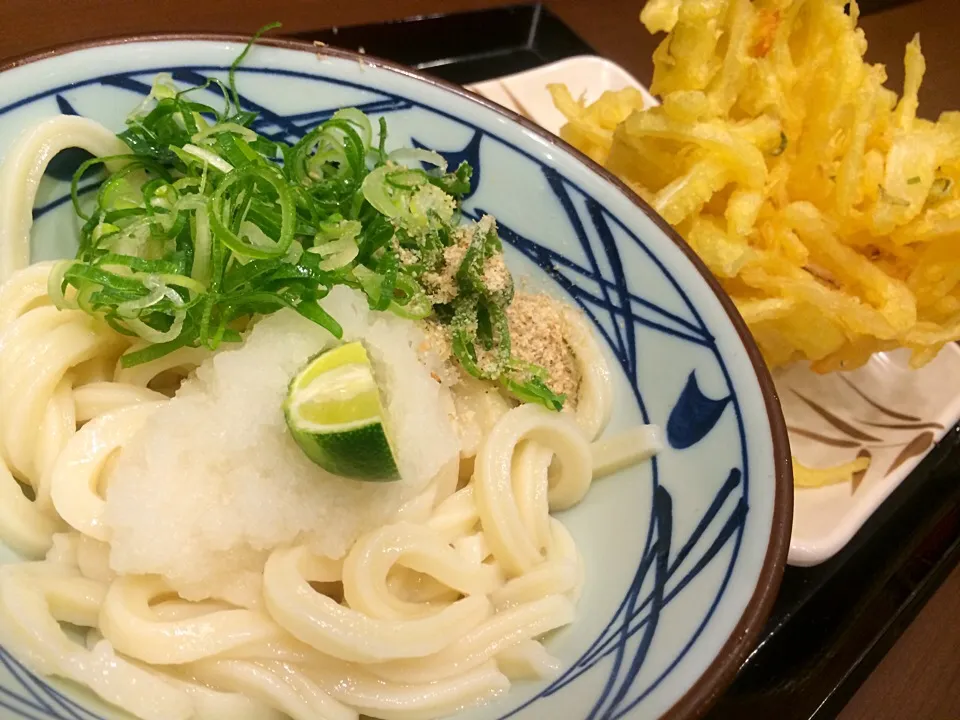 おろし醤油うどん、野菜かきあげ。かきあげデカいね…。|liccaさん