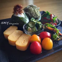 Snapdishの料理写真:キヨシュンさんの卵焼きで、夏休みの おにたまランチ🍙