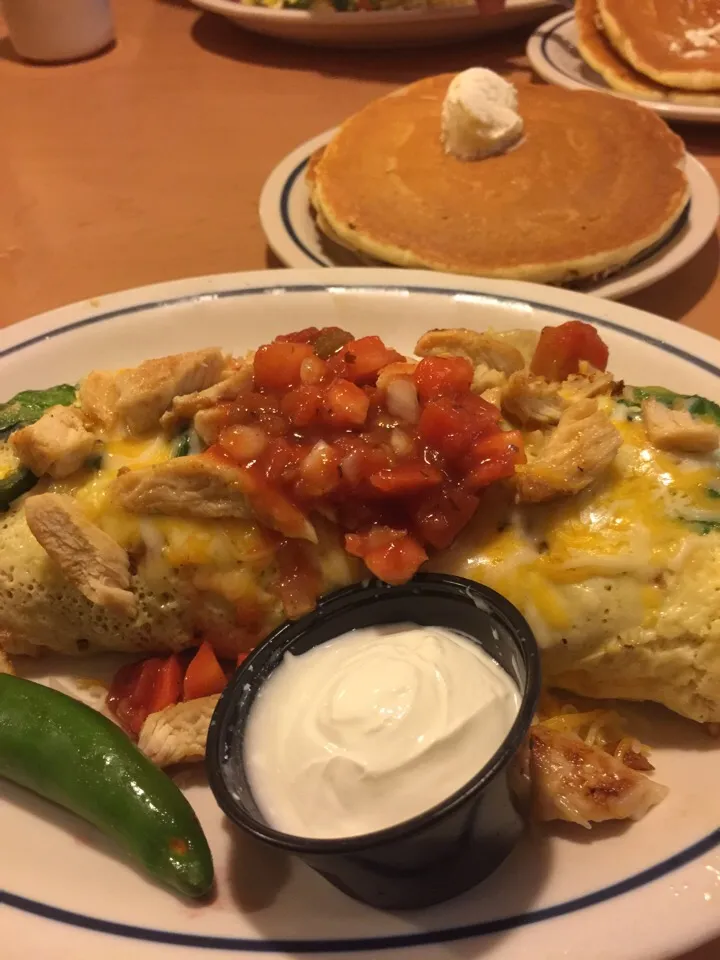 Snapdishの料理写真:Late night breakfast- chicken fajita omelette w/pancakes & butter pecan syrup. #IHOP|Richard Thompsonさん