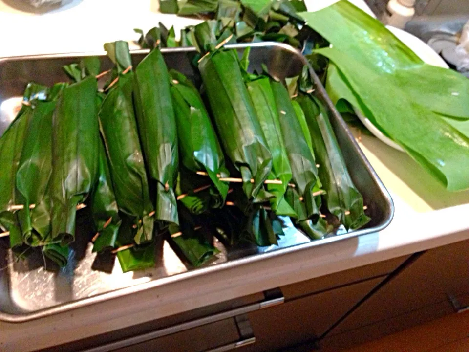 Lemper or lalampa '☆♪インドネシアのおにぎりみたいなもの！！
魚味ですよ～。バナナの葉っぱにくるまった食べ物|viviさん