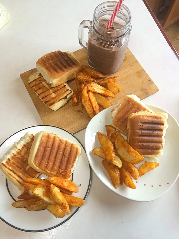 Snack grilled cheese sandwich and cajun fries and oreo milkshake|bowssyさん