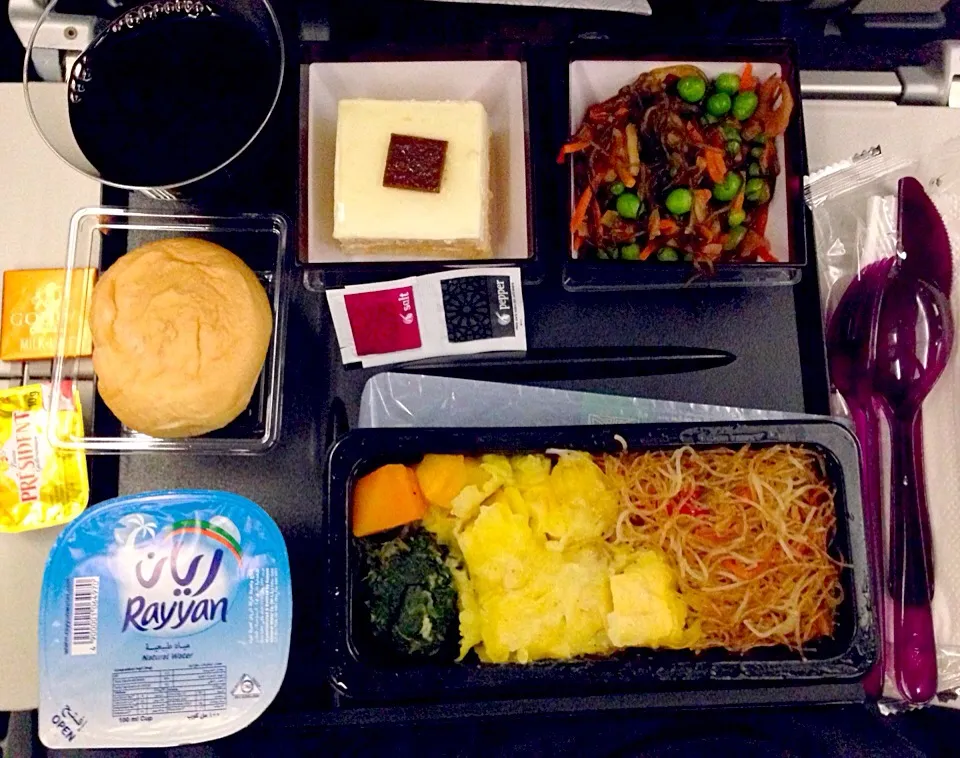 カタール航空機内食（ベジタリアンミール）GODIVAのチョコ付き😍|izoomさん