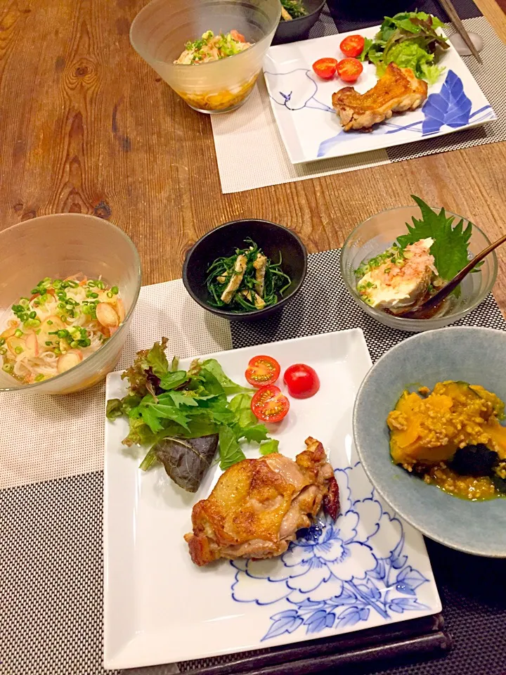 Snapdishの料理写真:今日は我が家の定番、チキンのカリカリ焼き🍗カボチャのそぼろ煮🎃オカヒジキと油揚げの黒胡麻和え、ざる豆腐、お素麺🍃|まみりんごさん