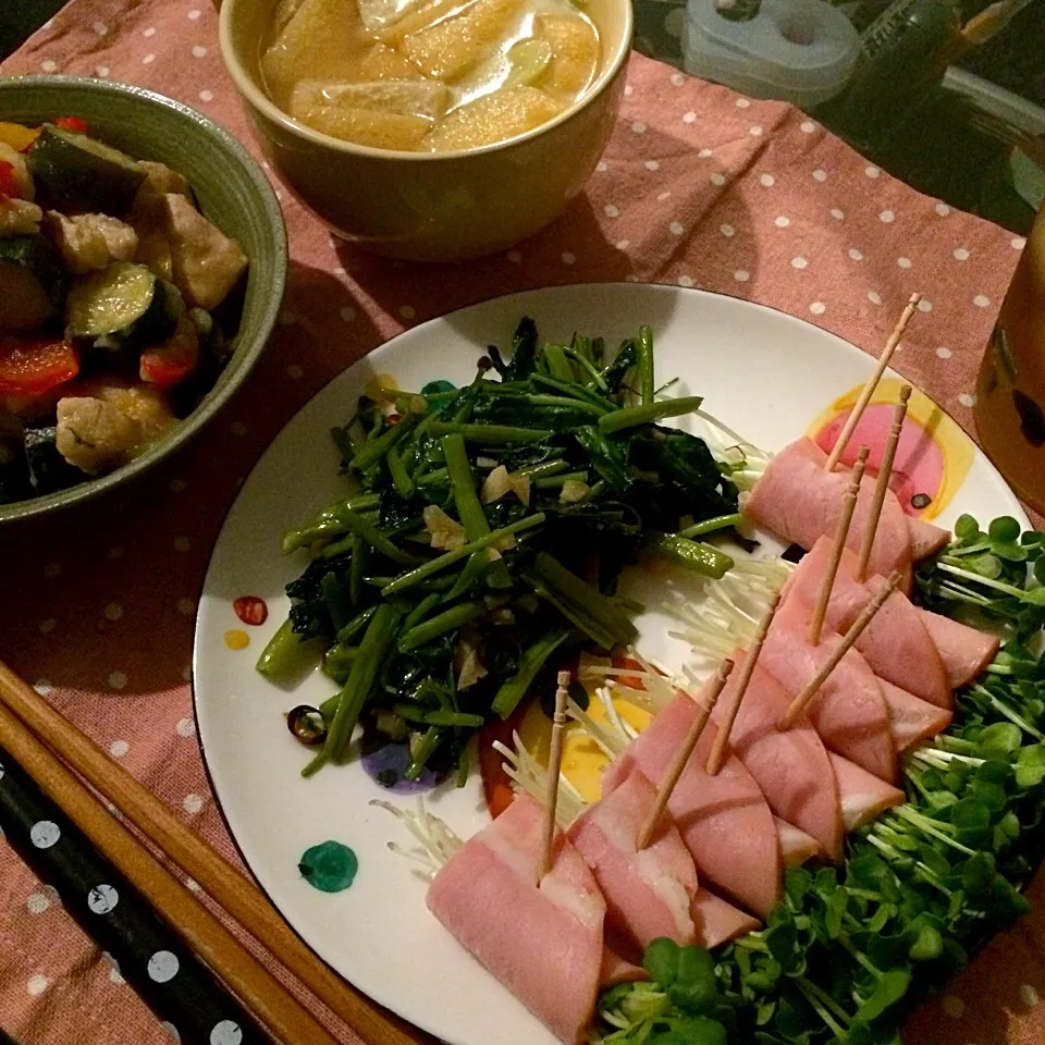 カイワレのハム巻き、空芯菜の炒め物、鶏肉とズッキーニとパプリカの中華煮、長ネギとお揚げの味噌汁|Snack PIYOさん