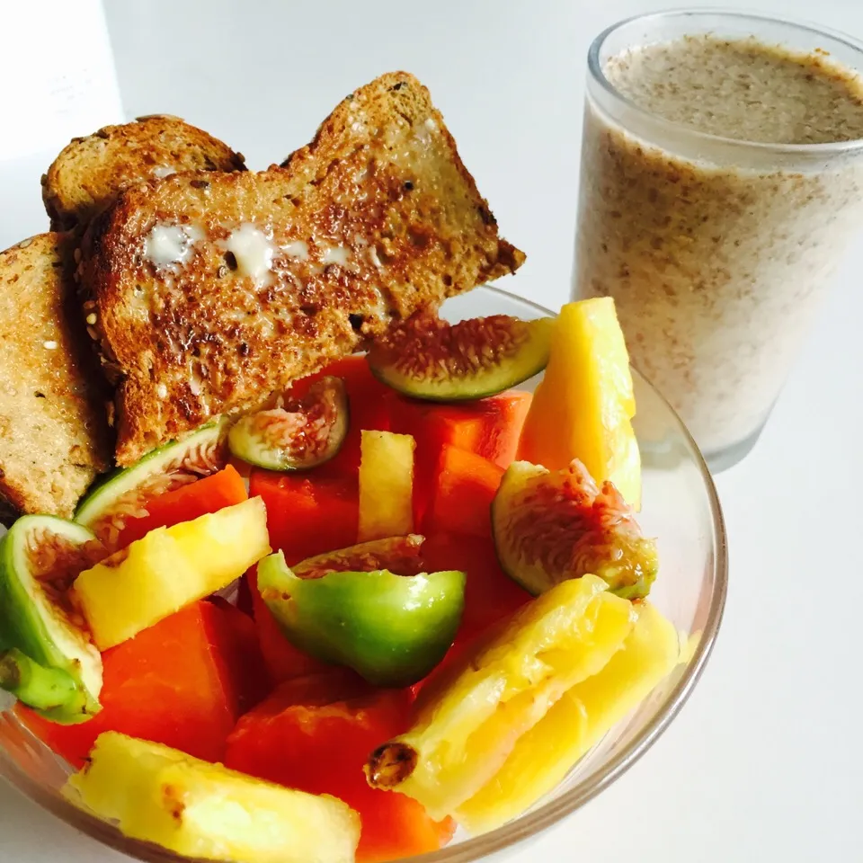 Whole wheat toast with earth balance butter, mixed fruit and a banana flax seed almond milk smoothie|victoria valerioさん