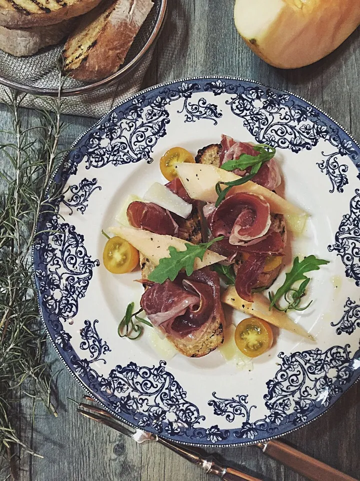 Ham and melon bruschetta made with rosemary bread|rick chanさん