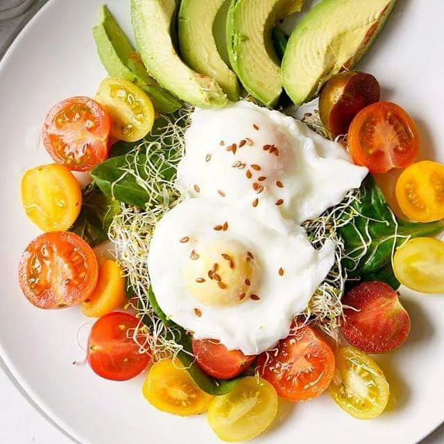 Sunday brunch day. Tomato medley salad with organic poached eggs over a bed of spinach alfalfa salad.|CHUENCHAIさん